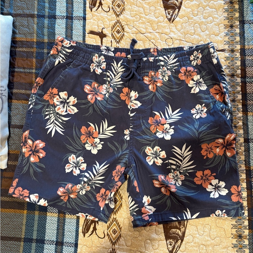 Jachs men's shorts floral pattern and a drawstring waist Size L